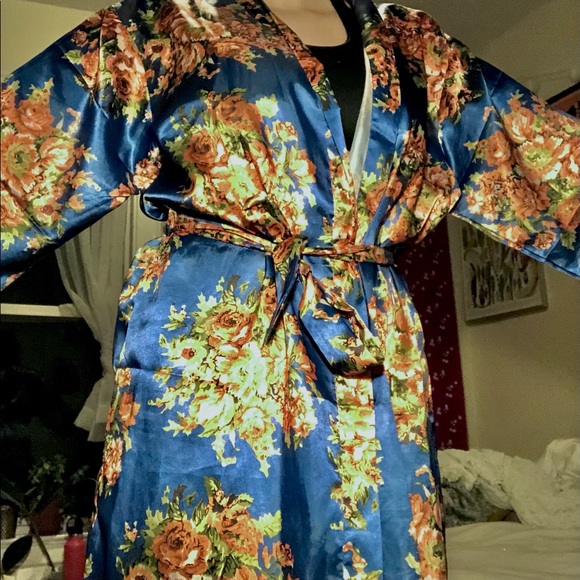 💙🧡 Silky Floral Robe - Picture 2 of 4